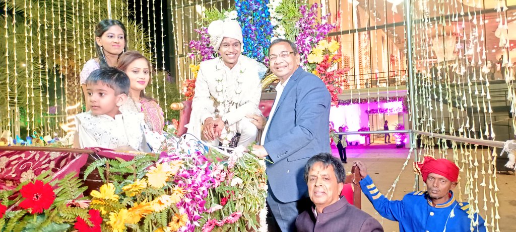 DrSushilKrGupta's tweet image. मेरे मित्र एडवोकेट सुनील गोयल जी के बेटे हिमांशु की शादी के जश्न में शामिल होकर मन प्रसन्न हो गया। परिवार के साथ बिताए ये खुशी के पल यादगार रहे। 🤝🎉

​नव-विवाहित को उज्ज्वल भविष्य की मंगलकामनाएं।

​#Marriage #Celebration #GoodTimes