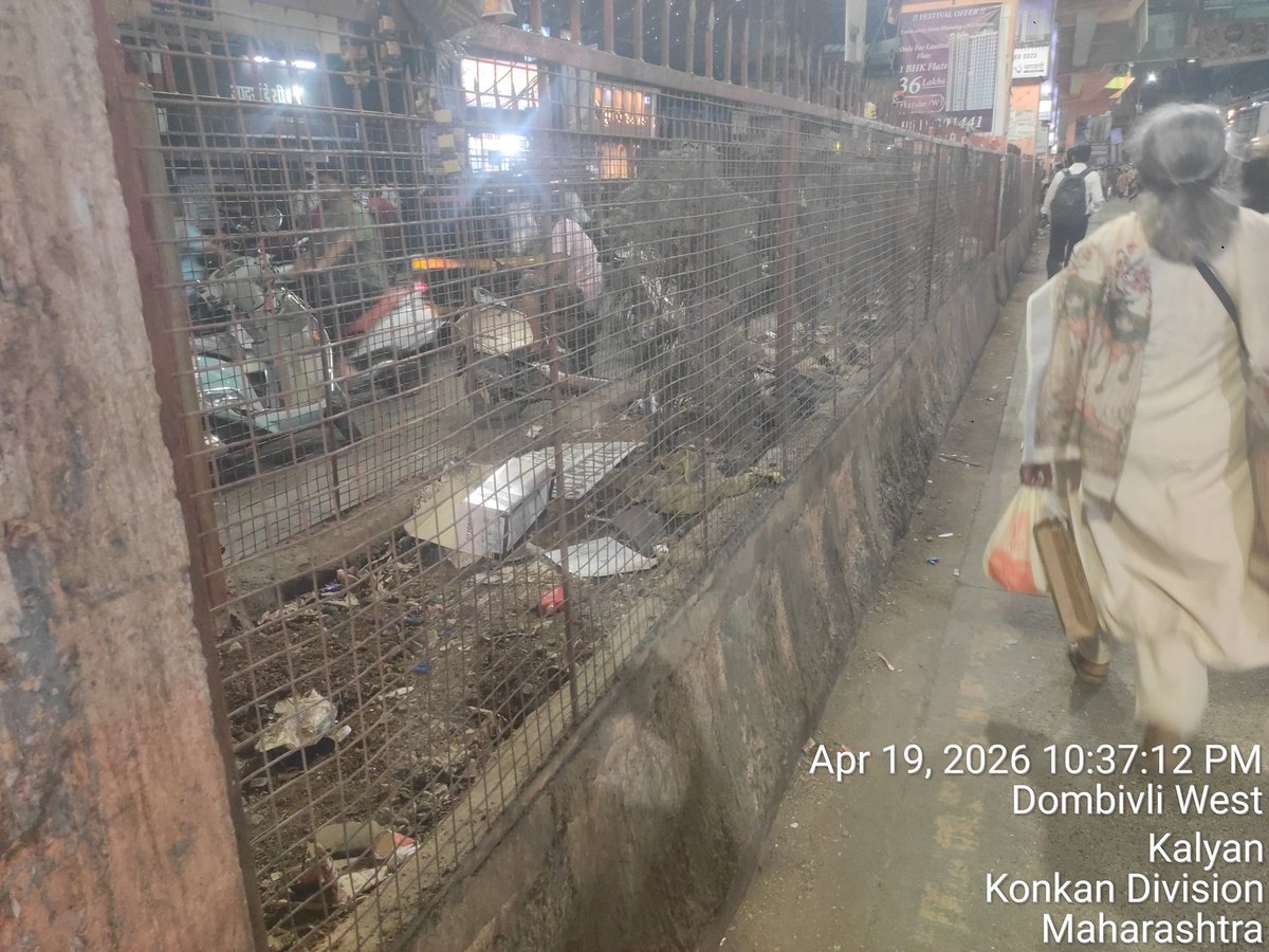 muthuccumar's tweet image. केडीएमसीच्या निवडणुकीनंतर आमच्या शहराचे सुशोभीकरण होईल, असे सांगण्यात आले. पण निवडणुकीला ६ महिने उलटले तरी वास्तव हेच आहे!! खालीलप्रमाणे:
#StationRoad, Dombivilli East
@KDMCOfficial 
@DombivliNews 
@AmhiDombivlikar 
@VoiceOfDombivli 
@AK4784877825 
@charukolarkar