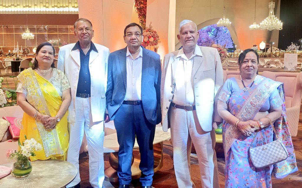 DrSushilKrGupta's tweet image. मेरे मित्र एडवोकेट सुनील गोयल जी के बेटे हिमांशु की शादी के जश्न में शामिल होकर मन प्रसन्न हो गया। परिवार के साथ बिताए ये खुशी के पल यादगार रहे। 🤝🎉

​नव-विवाहित को उज्ज्वल भविष्य की मंगलकामनाएं।

​#Marriage #Celebration #GoodTimes