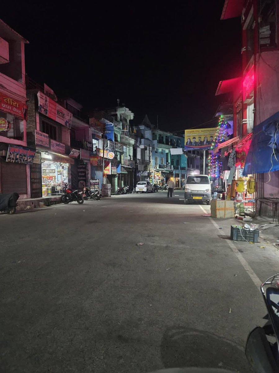 बचपन में इन्ही रोडों पर रात को लाइट के साथ कभी क्रिकेट कभी बैडमिंटन और कभी बॉलीबॉल बहुत खेला करते थे और जब तक घर वाले ना बुलाये तब तक घर जाते ही नहीं थे। 🏸🏏
 अब ये मोबाइल हाथ में क्या आया है सबका  क्रेज ही समाप्त हो गया है। 📲