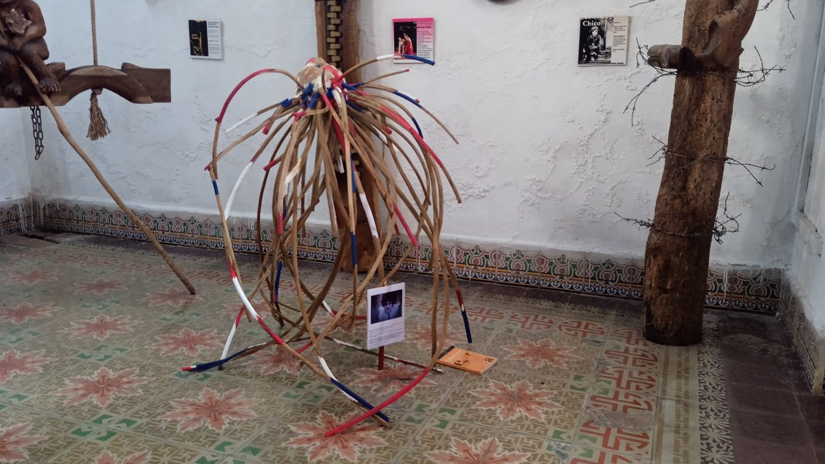 Charlotte Corday. Poema dramático, de Nara Mansur Cao, inspira la 27 pieza del Museo de Esculturas en Madera de la Dramaturgia Cubana, obra creada por el escultor Adán Rodríguez y develada hoy en la Casa de la Memoria Escénica.