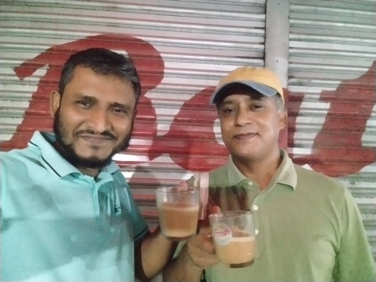 GaziMunsurAziz's tweet image. সাংবাদিক-গবেষক Imran Uz-zaman ভাইয়ের সঙ্গে  কারওয়ান বাজারে দুধ চা। ১৫ টাকা কাপ।
#teatime #tealovers #travel #food #foodlover #streetfood #foodblogger