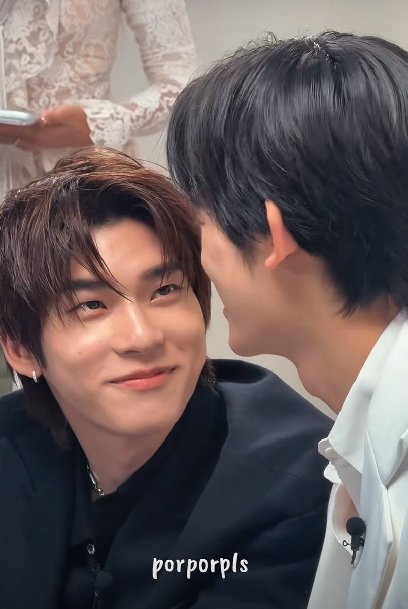 คือพึ่งเห็นมุมนี้ตอนเลื่อนตต. โหตี๋ สายตาเราอะ รู้ตัวมั้ยเนี่ยว่ามองเค้างี้ จังหวะฝันดีคั้บเหมือนพูดกับเด็กด้วยซ้ำ มันเป็นยังไงตี๋ มันเป็นเอ็นดูมากเลยหรอตี๋