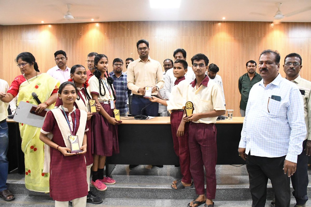 DPRO_WANAPARTHY's tweet image. కార్యక్రమంలో జిల్లా విద్యాశాఖ అధికారి అబ్దుల్ ఘని, ఇతర అధికారులు, విద్యార్థులు, తదితరులు పాల్గొన్నారు. @CollectorWanaparthy #collector #collectorwanaparthy #PublicAdministrationProgressPlanWelfareWeekCelebrations #Officials #students @IPRTelangana