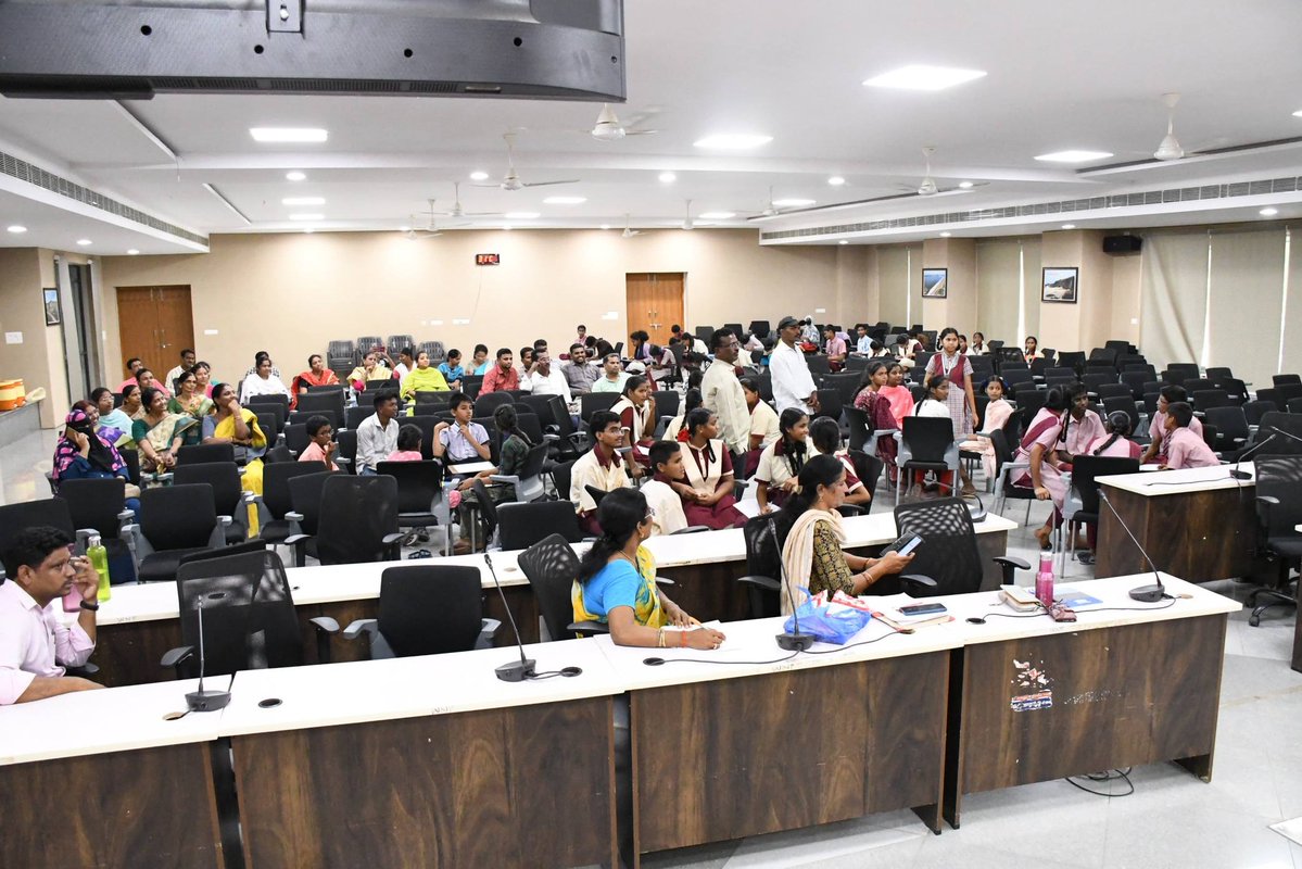 DPRO_WANAPARTHY's tweet image. కార్యక్రమంలో జిల్లా విద్యాశాఖ అధికారి అబ్దుల్ ఘని, ఇతర అధికారులు, విద్యార్థులు, తదితరులు పాల్గొన్నారు. @CollectorWanaparthy #collector #collectorwanaparthy #PublicAdministrationProgressPlanWelfareWeekCelebrations #Officials #students @IPRTelangana