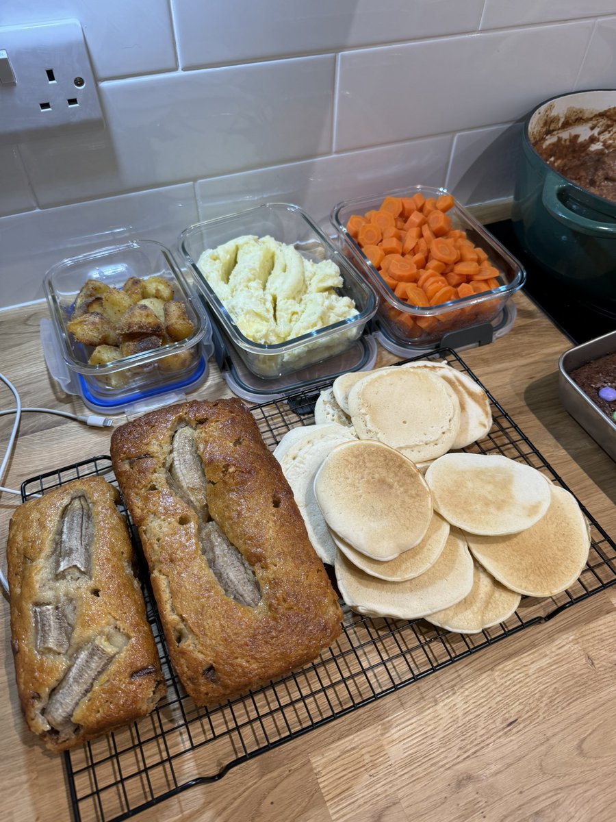 cround83's tweet image. Breakfast, dinners and snacks for the next three days whilst I’m working 🥰 #organised #mealprep #kids #brownies #lobby