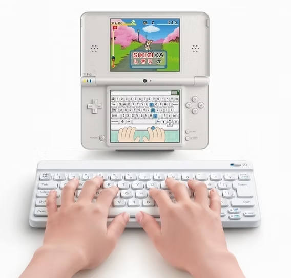 PokeDrakoV's tweet image. Hoy empezamos celebrando los 15 años del lanzamiento japonés de un spin off de #Pokemon que muchos habremos visto, pero pocos hemos jugado, #LearnwithPokémonTypingAdventure.

Era básicamente un juego de escribir de #NintendoDS que venía con teclado, perfecto para la tipografía.