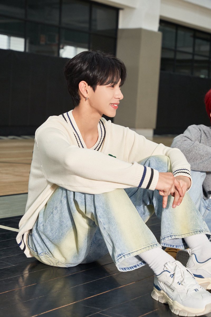 tiot_updates's tweet photo. [💬] Weverse community update (1/5)

[#KEONHEE] 
LOTI happy 2nd birthday 🥳🥳

Days and days piled up to become 100 days and after passing those 100 days, we've crossed the four seasons to find that two years have already flown by. Thank you for always walking, laughing and enjoying time with me by TIOT's side during this long time! 
Spending time with LOTI, who sends such immense support from anywhere and everywhere, I think I’m learning how to be loved and discovering even more beautiful feelings.

Looking back now, every moment with LOTI has been both a joy and a challenge for me. It was never a one-sided feeling or effort, as much as I felt and received, I wanted to be a source of strength and laughter for every single LOTI. I hope that heart of mine reached you well over these past two years.
Even if it’s not some grand or massive power, I wanted to be the strength that lets you smile in a moment and the strength that helps you get through your day and your week!

I miss you every day and even when I see you, I want to see you again. But like a birthday or a season that always returns if you wait, I want to stay by LOTI’s side forever. Just like the miracle of our meeting and the time we’ve built until now, I’ll continue to pour my everything toward LOTI. Even if the form changes occasionally, I’ll send my all to you!

I want LOTI to be the happiest person in the world! Because LOTI’s happiness is my happiness.
I wanted to say thank you for being the reason for my happiness!

It makes me think about how quickly I want to perform on stage in front of LOTI again! That’s the only moment where I feel like I own the whole world~
That’s how big of a presence LOTI is to me now! So, just as much as LOTI loves me and TIOT, I hope LOTI loves themselves too.

Please look forward to the future we’ll create!
I’ll be someone who always reaches out to LOTI first and if you wait for me, I’ll be someone who can give you a smile even happier.

Always wishing that my sincerity reaches LOTI transparently, just as it is. Happy 2nd anniversary and I love you so much, LOTI 💙💙💙

Keonranghae(love you) and stay healthy - 🦕

#TIOT #티아이오티 #LOTI_TIOT_2nd
#홍건희 #HONGKEONHEE