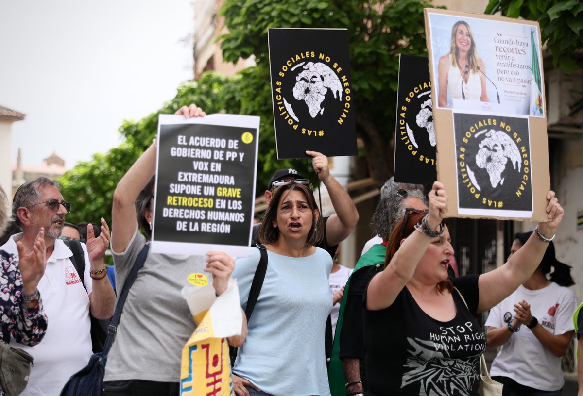 ✊Apoyar hoy y siempre a las ONG es luchar por una sociedad más justa, por la dignidad y los derechos humanos. Nos tendrán enfrente quienes vayan contra la humanidad.

Por eso, votaremos NO a Guardiola

❌ El Acuerdo PP-VOX es una falta de respeto a las extremeñas y extremeños