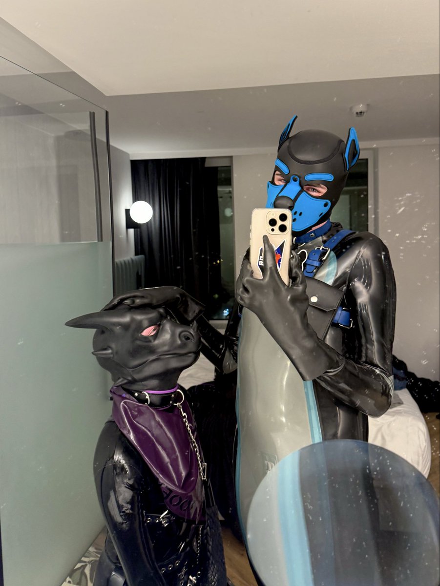 ad_argowo_dog's tweet image. Look at who is kneeling down to me ;) Isn’t that dragon adorable?
When is your turn?

🐶💙 @PETSUITFORFUN / @forfunbangkok 
🐲💜 @furrjoi01 / @Latex_Forever 

#latex #silicone #pup #dragon