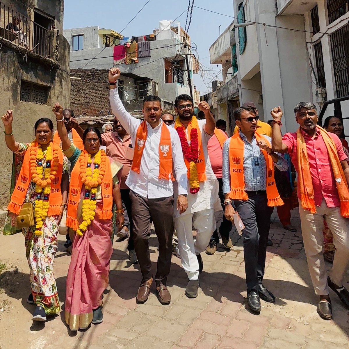 ikaushaldave's tweet photo. "સૌનો સાથ, સૌનો વિકાસ,  
સૌનો વિશ્વાસ, સૌનો પ્રયાસ"

આજરોજ વડોદરા શહેર મહાનગરપાલીકાના વોર્ડ નં ૧૨ ભાજપાના ઉમેદવારો સાથે કલાલી વિસ્તારમાં ફેરણીમા સહભાગી થઈ ભાજપા ઉમેદવારોના સમર્થનમા પ્રચાર કરવામા આવ્યો જેમા મજબુત જનસમર્થનનો વિશ્વાસ જોવા મળ્યો.

#કમળ_ખીલશે_વિકાસ_જીતશે https://t.co/x2J5jXt89n
