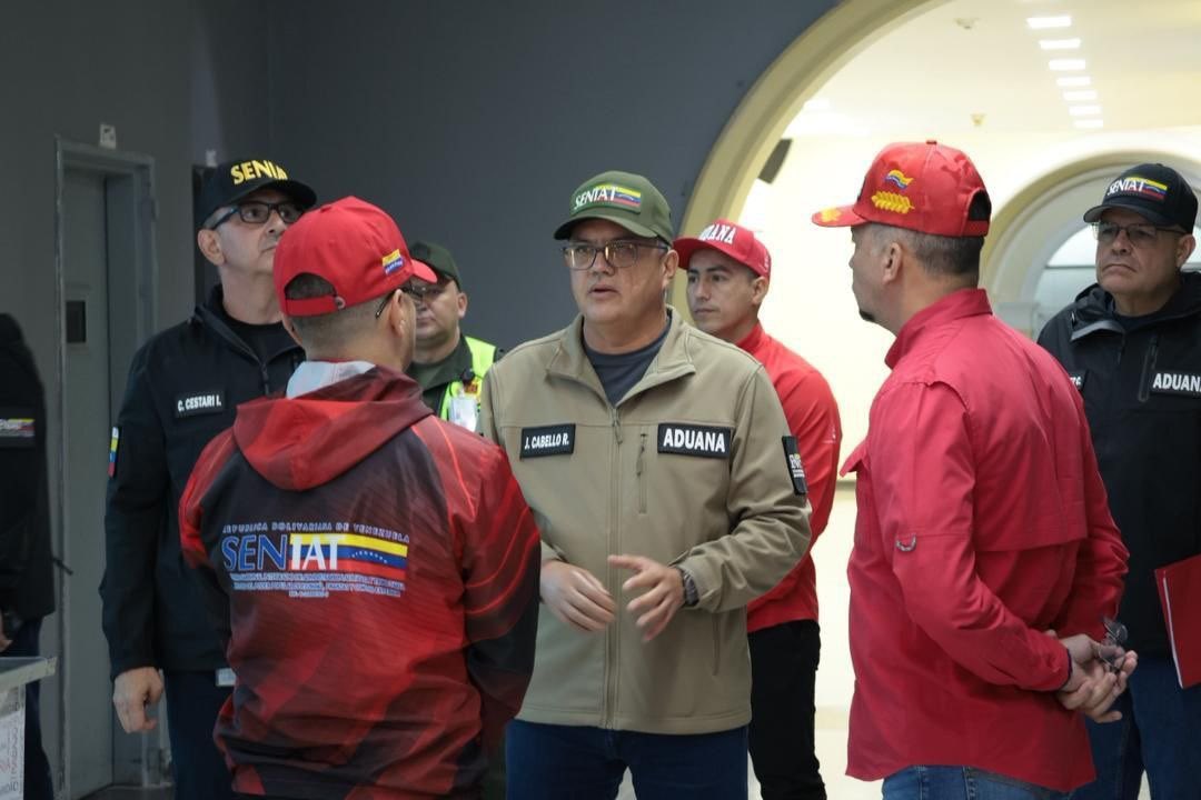 SENIAT_Oficial's tweet photo. Aduanas activas y eficientes 🇻🇪❤️ 

Seguimos desplegados en el territorio nacional. En esta oportunidad, realizamos una visita a la Aduana Subalterna Aeropuerto San Antonio en el estado Táchira, para verificar el funcionamiento de sus procesos y fortalecer la atención brindada… https://t.co/piHRTjwVHX