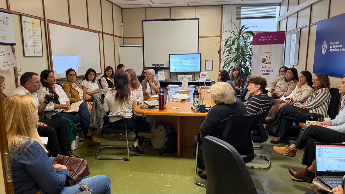 MGAPUruguay's tweet photo. #Hoy, la Unidad de Género y la Oficina de Políticas Agropecuarias del #MGAP, en articulación con la #CEMM, realizaron un espacio de intercambio con empresarias referentes del agro y la agroindustria.
El objetivo fue generar un espacio de información y diálogo en temas de interés empresarial, entre ellos, los cambios realizados en el régimen de COMAP y aportes del sector empresarial al proyecto de Ley de Competitividad e Innovación.