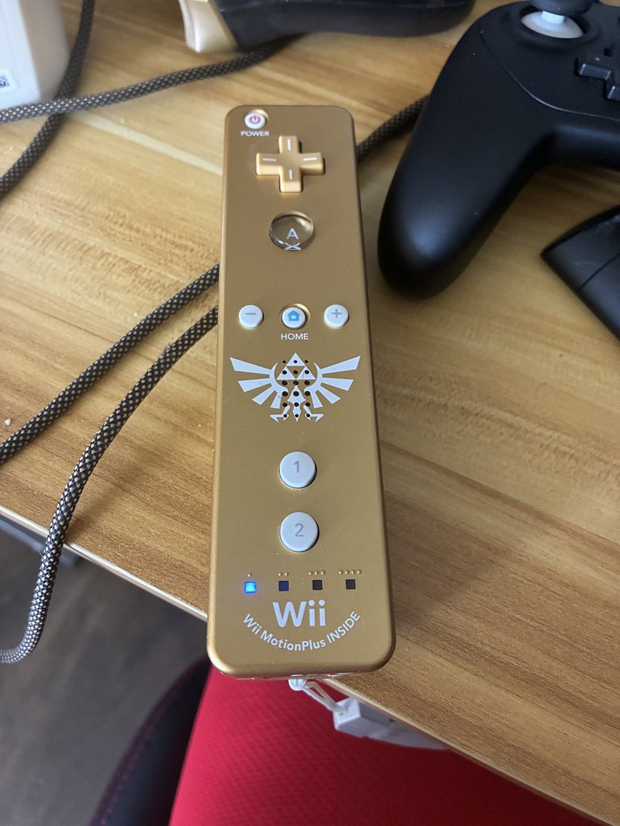 StarryShadow218's tweet image. My #NintendoWii and i think the Zelda Wiimote still works 

Nice.

And a small collection of games i bought way back then

Wish i had that Nintendo Club Gold Nunchuck, though... would pair so well with this

Really pricey on Ebay, though.... #Retrovideogames #Videogames