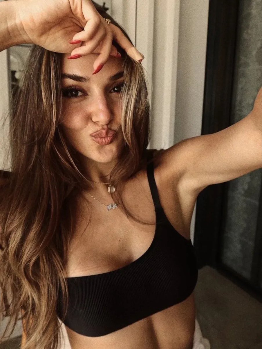 Hande Erçel🦋 tweet media