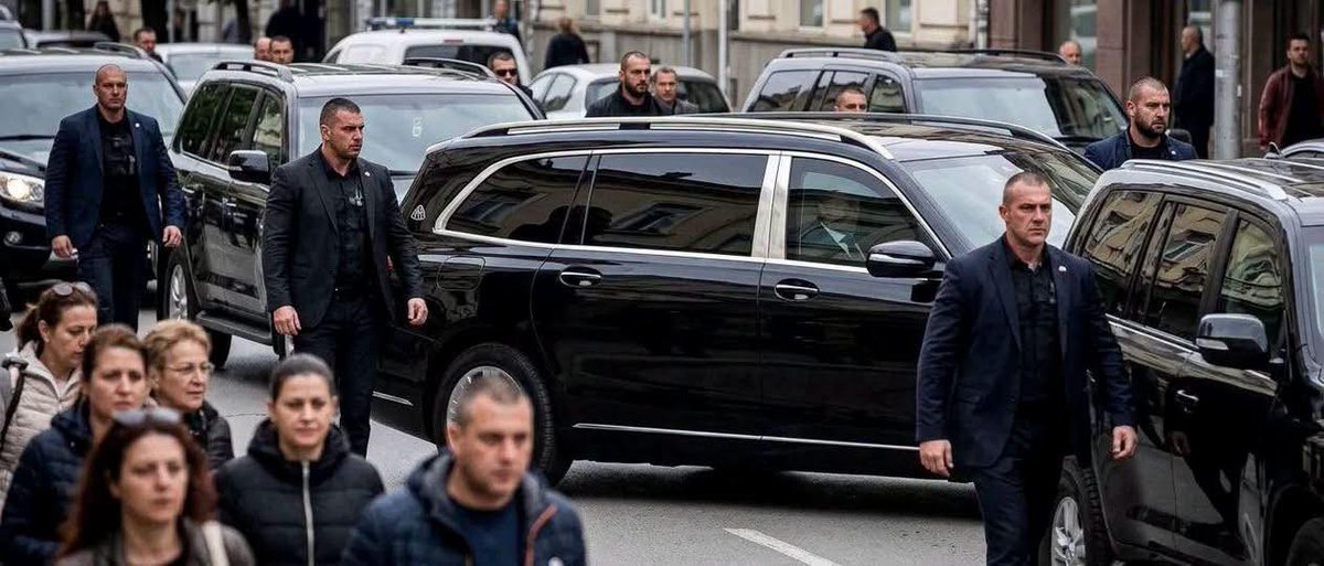 👀Лицето зад черните стъкла в GLS Maybach 600 -  специална версия ARMY Armoved B7-армейска бронировка  извършена в  специален завод за такива в Германия-вътре е Пеевски!Охряняван от 14  професионални НСО бодигарда, заплатени от българският данъкоплатец + 3бр. Ленд Круизъра 200