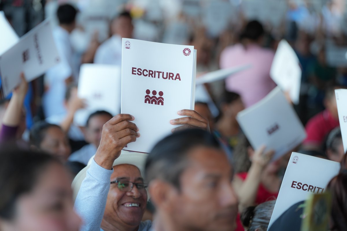 GinoSeguraV's tweet photo. Durante décadas, en Cancún el neoliberalismo ignoró a miles de familias que vivían sin certeza sobre la tierra que habitaban.

Hoy, gracias al trabajo conjunto de @MaraLezama, @anapatyp y @samuelmollinedo, 500 familias recibieron sus escrituras, avanzando en justicia social, legalidad y bienestar patrimonial.