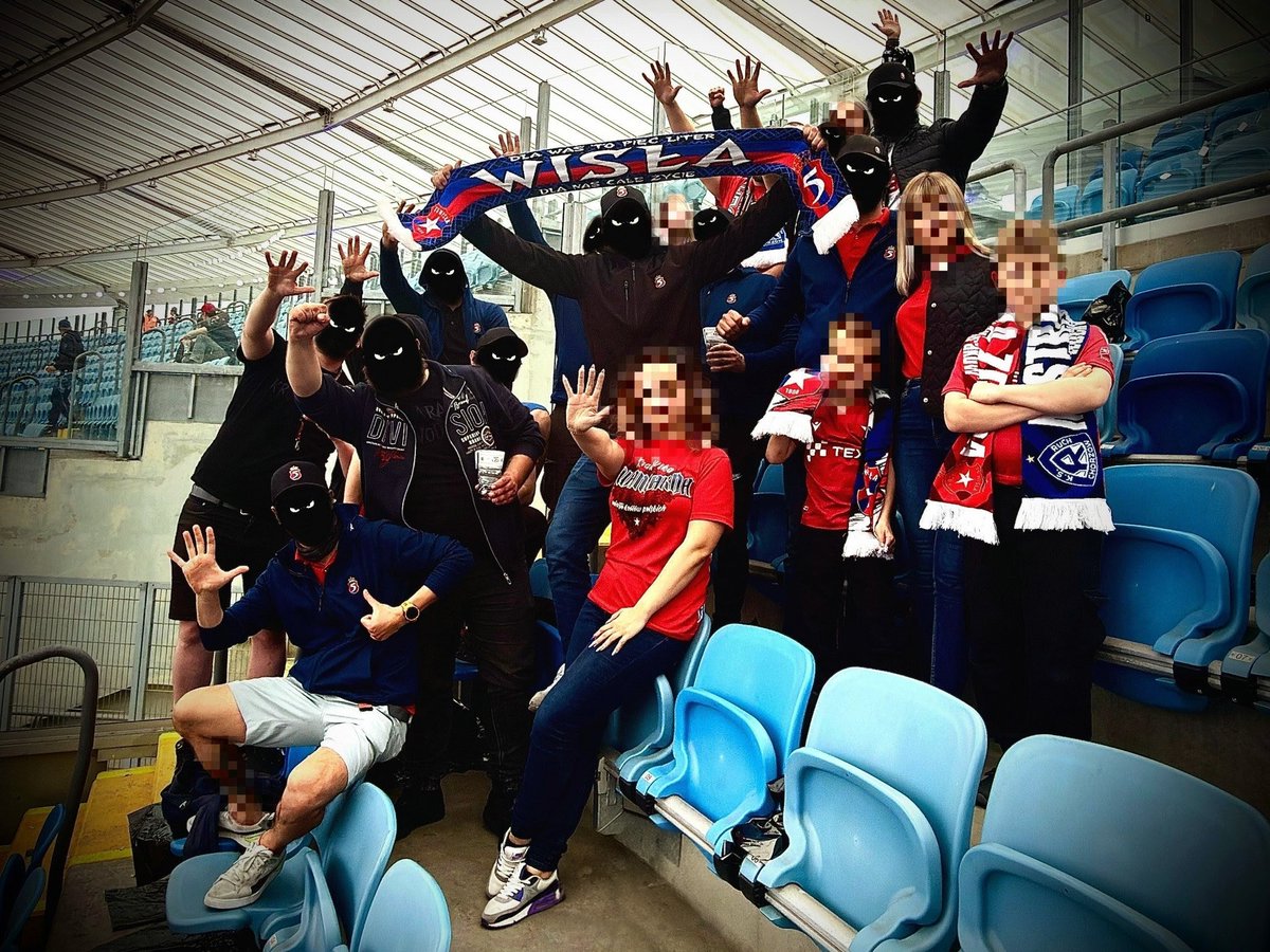 StaraKrowodrza's tweet photo. Na Meczu Mistrzów Wiślacka HORDA z KROWODRZY jest obecna w ilości 50 osób rozsianych po całym stadionie. Niebiescy Dzięki za gościnę. Krok po kroku w kierunku ekstraklasy🖐🏻 https://t.co/yDgz9MIT4A