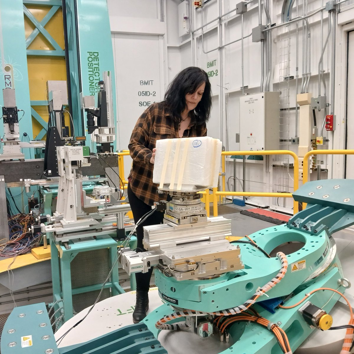 CanLightSource's tweet image. 🦕 Researchers @RoyalTyrrell used bright synchrotron light at the CLS to study unusual bone and dental diseases in fossils of large marine reptiles from the Cretaceous period, including mosasaurs from Alberta’s Bearpaw Formation. More: bit.ly/41Qts0K
#ResearchInAction