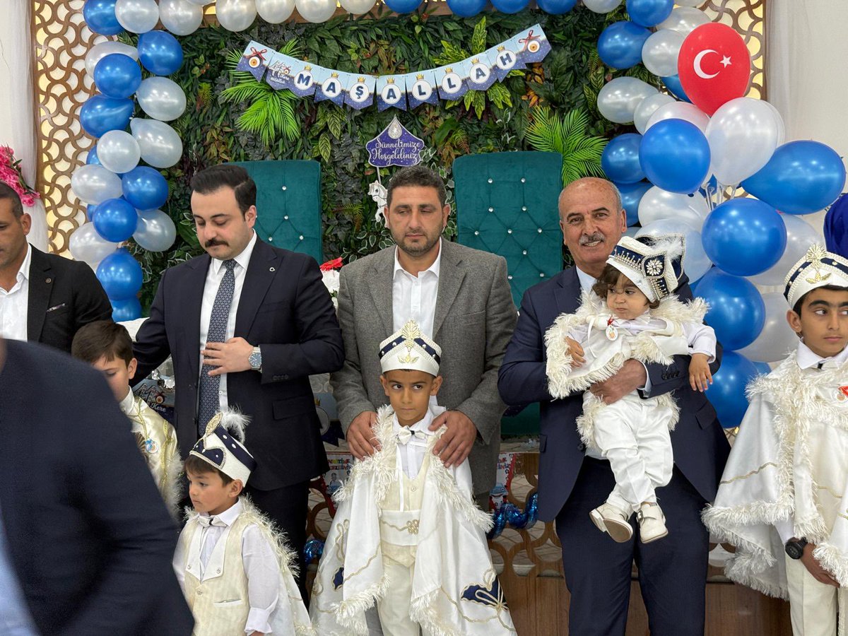ihsanozbay44's tweet photo. Bugün #Kale’mizde, birlik ve beraberliğimizi pekiştiren çok anlamlı bir programda bir araya geldik. 🤍

Kale Belediyemiz ve Kale Kaymakamlığımız iş birliğiyle ilçemizde yaşayan 12 kıymetli ailemiz için toplu #sünnet töreni gerçekleştirdik.
Kale Kaymakamımız Sayın İsmail Hakkı Batı, kurum amirlerimiz, kıymetli ailelerimiz ve değerli hemşehrilerimizin katılımıyla programımızı gerçekleştirdik.

#Evlatlarımızın bu özel ve anlamlı günlerinde yanlarında olmak, onların sevincine ortak olmak bizler için büyük bir onur ve  mutluluktu. Çocuklarımızın yüzlerindeki gülümseme her şeye değerdi. 😊

#Sosyal belediyecilik anlayışımız doğrultusunda; hemşehrilerimizin hayatına dokunan, gönüllere ulaşan çalışmalar yapmaya devam edeceğiz.

Bu güzel organizasyonda emeği geçen herkese, ayrıca ilahi dinletileri için Müftülük personelimize teşekkür ediyor; yavrularımıza sağlıklı ve hayırlı bir ömür diliyorum.