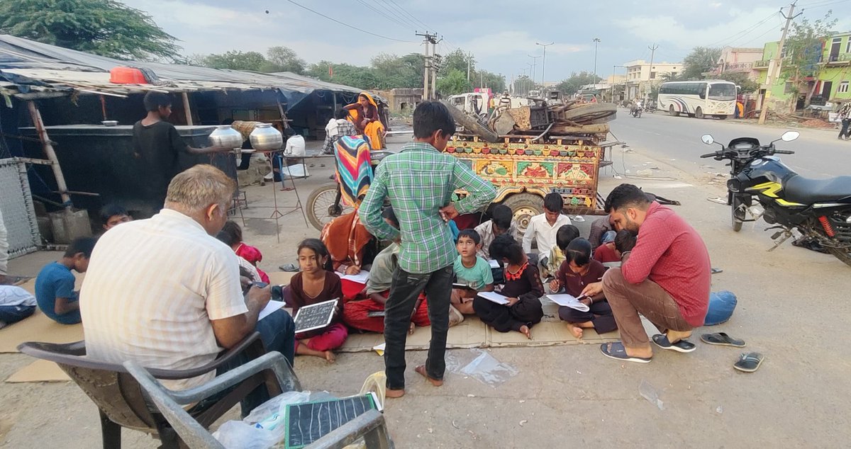 streetschool_'s tweet photo. #महुआ #दौसा #राजस्थान 

शंखनाद फाउंडेशन संस्था, महुआ द्वारा घुमंतू गाड़िया लोहार परिवार के बच्चों को निशुल्क शिक्षा अभियान स्ट्रीट एजुकेशन के तहत शिक्षा से जोड़ने का प्रयास किया जा रहा है।

बच्चों को शिक्षित करने और उन्हें मुख्यधारा से जोड़ने का प्रयास…
#StreetEducation @RSSorg https://t.co/9V5uSbncLq