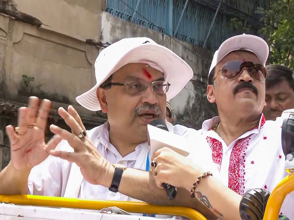 ani_digital's tweet image. FIR filed against TMC's Kunal Ghosh, Garga Chatterjee over circulation of forged BJP document in West Bengal

Read @ANI Story | aninews.in/news/national/…

#FIR #TMC #KunalGhosh #GargaChetterjee #ForgedDocument #BJP #WestBengal