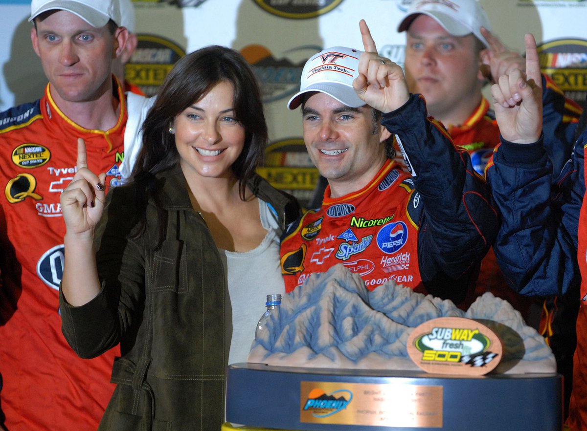 19 years ago today <a href="/JeffGordonWeb/">Jeff Gordon</a> picked up a milestone victory in the 2007 Subway Fresh Fit 500 at <a href="/phoenixraceway/">Phoenix Raceway</a> to tie the late Dale Earnhardt with 76 career wins. 

📸 <a href="/rebilasphoto/">Mark J. Rebilas</a>