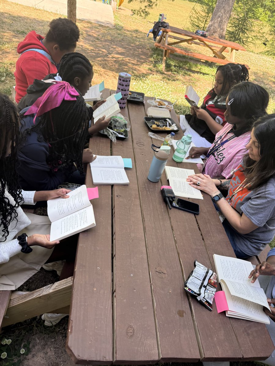 APSHumphriesES's tweet image. It’s a beautiful day ☀️ to #lunchandlearn…or have a special lunch with the school counselors #schoolcommunity