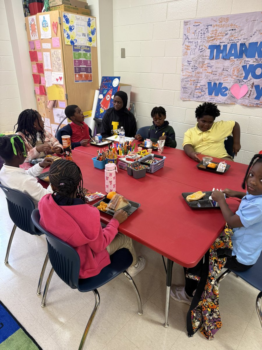 APSHumphriesES's tweet image. It’s a beautiful day ☀️ to #lunchandlearn…or have a special lunch with the school counselors #schoolcommunity