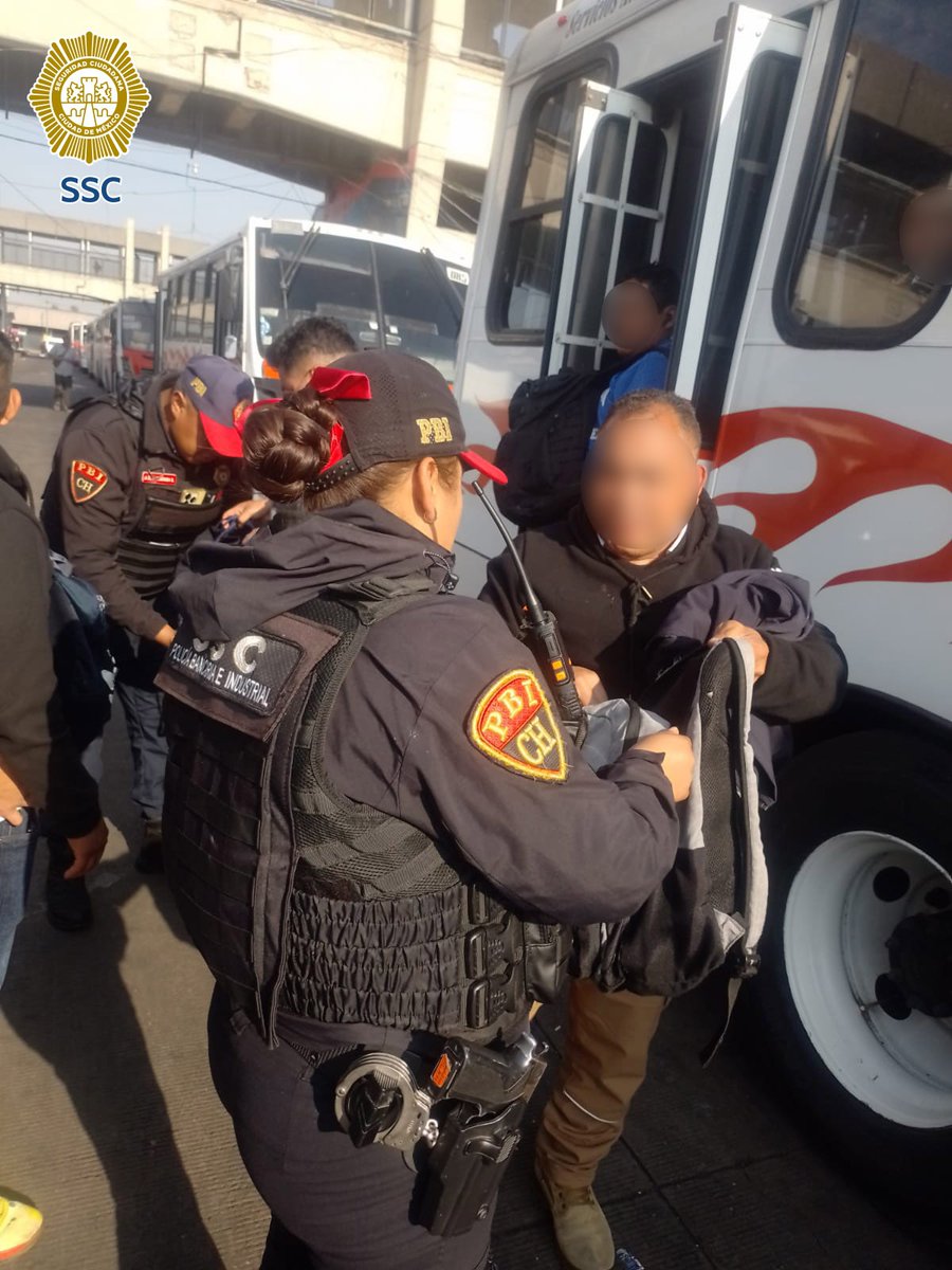 PBI_SSC's tweet image. En el marco del operativo #PasajeroSeguro, efectivos de la #PBI de la @SSC_CDMX, realizan acciones de prevención, revisión, supervisión y apoyo a las personas usuarias de unidades de Transporte Público, en los #CETRAM #BoulevardPuertoAéreo, #ConstituciónDe1917, #Pantitlán y