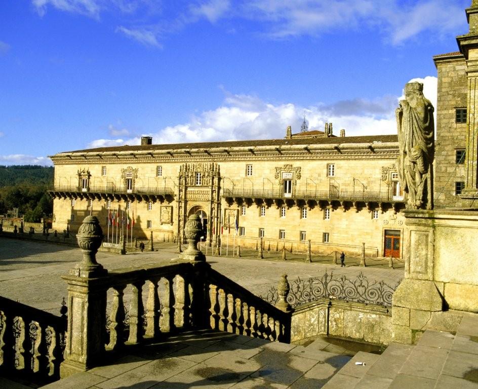 ViajaVuelaVive's tweet image. El Parador de Santiago, elegido 'Mejor hotel con historia de España' por los lectores de Viajes National Geographic. El emblemático Hostal dos Reis Católicos suma un nuevo premio a su legado histórico y excelencia hotelera · buff.ly/Tq0SwH2

#paradores #viajar