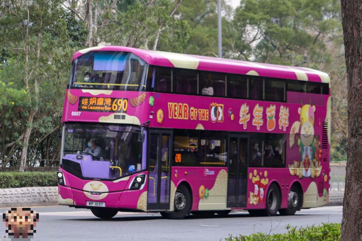 663Power23's tweet photo. 精鳩彩���司經歷一��人事變動後，最後放棄前朝遺落的五位數字車編
亦代表五位數車編的伏古色正式走入歷史。
同時代表車型統一編號的幻想破滅（新巴B8仍然獲重新編配接續城巴B8的編號）

繼續人事三不五時地震一次的情況下，未來的決策相信比8807歷年外觀變的還多。

8807@690、X797
52108@X797、X29 https://t.co/4hJZFvyqon