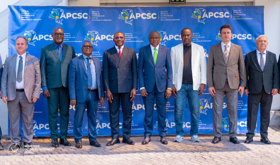 MutombMutshail's tweet photo. Signature d’un protocole d’accord entre le Ministère du développement rural et l’APCSC

Ce mardi 21 avril 2026, nous avons signé un protocole d’accord avec l’Agence de Pilotage, de Coordination et de Suivi des Conventions de Collaboration (APCSC), représentée par Monsieur Freddy Shembo à Kinshasa. Ce protocole d’accord est destiné à renforcer la dynamique de développement des zones rurales et périurbaines en République démocratique du Congo.

Ce partenariat s’inscrit dans la vision stratégique du Chef de l’Etat Félix-Antoine Tshisekedi Tshilombo visant à améliorer durablement les conditions de vie des populations et à stimuler la croissance inclusive.

Près de 70 % de la population congolaise vit dans des zones où les infrastructures de base restent largement insuffisantes. Le présent protocole établit un cadre pour concevoir, financer et mettre en œuvre des projets à fort impact socio-économique. Les domaines ciblés incluent notamment les infrastructures, l’énergie, l’agriculture et les chaînes de valeur. @fatshi13 @Presidence_RDC @SuminwaJudith @AGENCE_APCSC @FreddyShembo