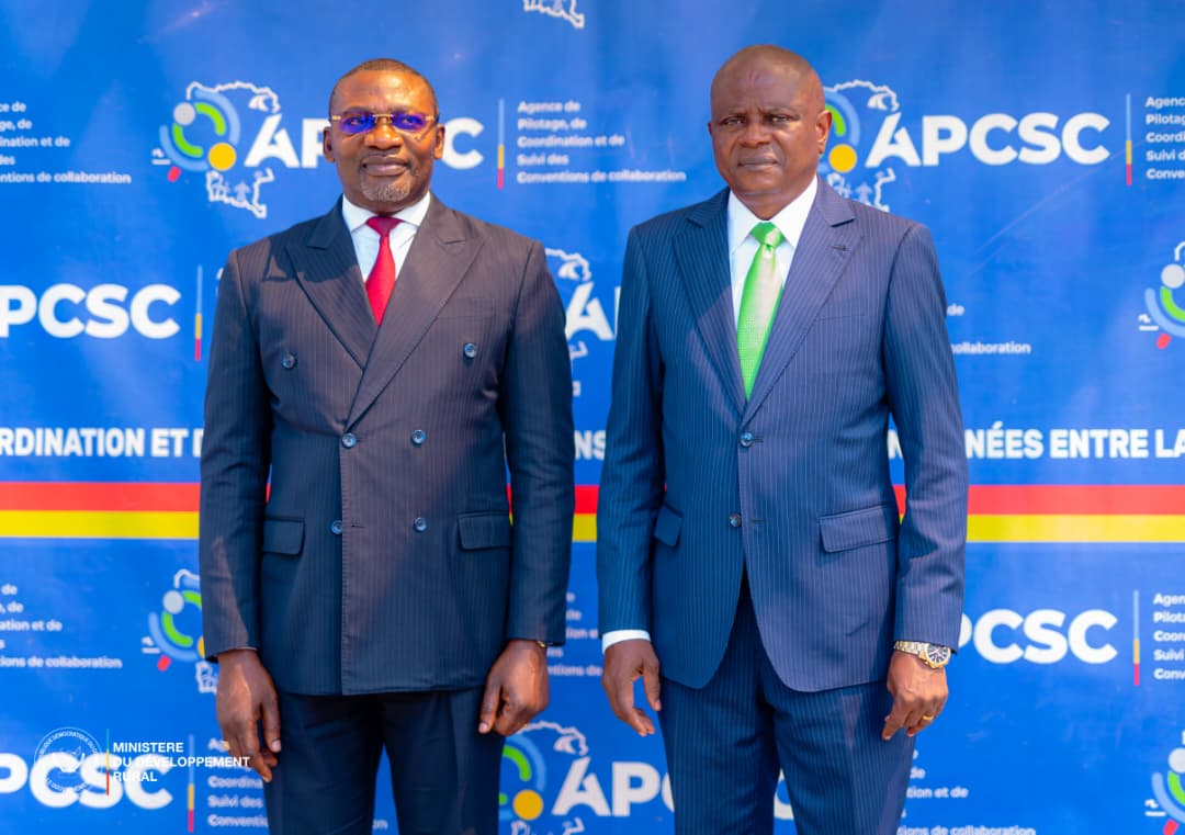 MutombMutshail's tweet photo. Signature d’un protocole d’accord entre le Ministère du développement rural et l’APCSC

Ce mardi 21 avril 2026, nous avons signé un protocole d’accord avec l’Agence de Pilotage, de Coordination et de Suivi des Conventions de Collaboration (APCSC), représentée par Monsieur Freddy Shembo à Kinshasa. Ce protocole d’accord est destiné à renforcer la dynamique de développement des zones rurales et périurbaines en République démocratique du Congo.

Ce partenariat s’inscrit dans la vision stratégique du Chef de l’Etat Félix-Antoine Tshisekedi Tshilombo visant à améliorer durablement les conditions de vie des populations et à stimuler la croissance inclusive.

Près de 70 % de la population congolaise vit dans des zones où les infrastructures de base restent largement insuffisantes. Le présent protocole établit un cadre pour concevoir, financer et mettre en œuvre des projets à fort impact socio-économique. Les domaines ciblés incluent notamment les infrastructures, l’énergie, l’agriculture et les chaînes de valeur. @fatshi13 @Presidence_RDC @SuminwaJudith @AGENCE_APCSC @FreddyShembo