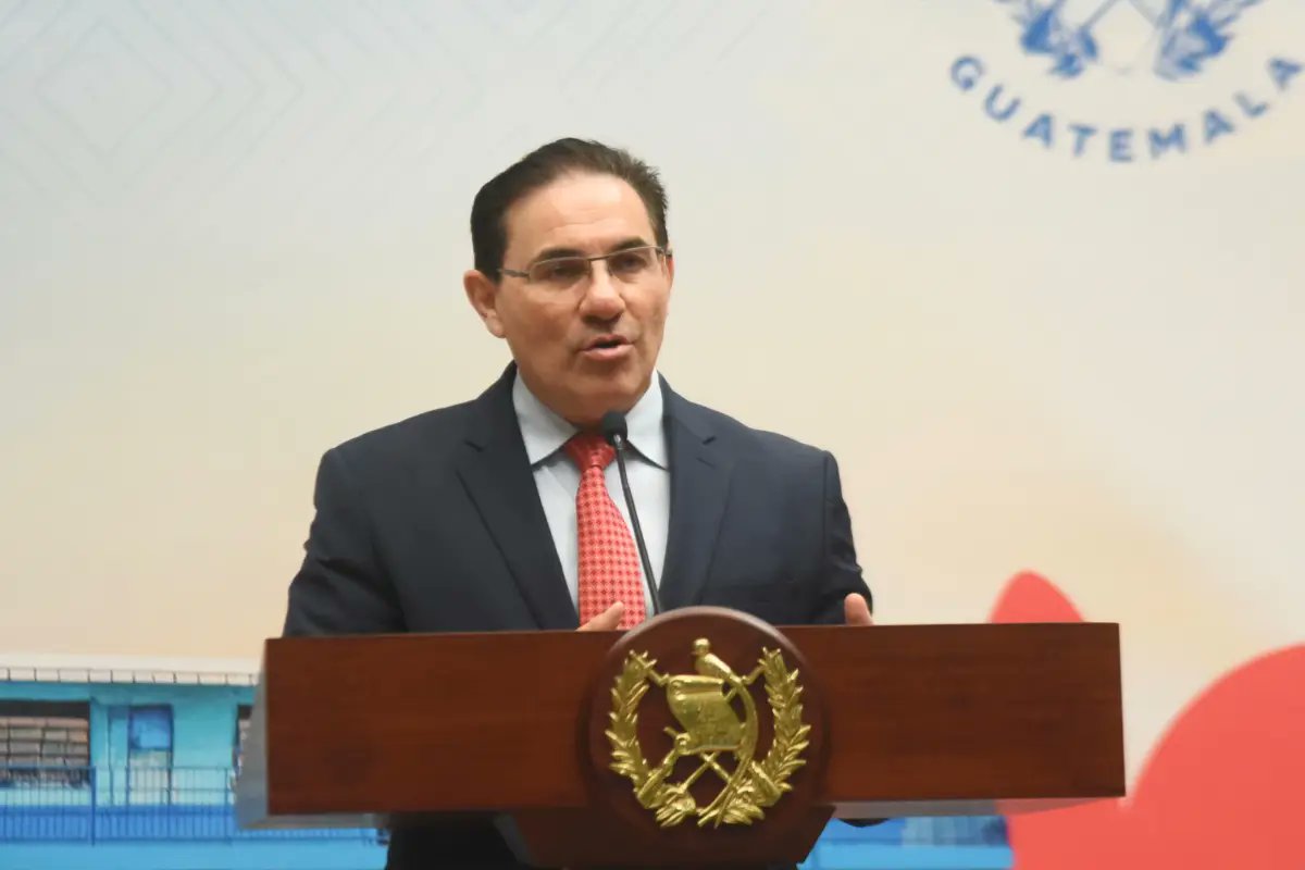 Ricigt1's tweet photo. ⚖️🇬🇹 Dan trámite a amparo presentado por Marco Antonio Villeda contra la comisión postuladora para fiscal general.

📄 El juzgado pidió a la postuladora enviar informe en un plazo de 48 horas para analizar si procede un amparo provisional.

❌ Villeda quedó fuera del proceso tras obtener 41.86 puntos, por debajo del mínimo requerido.

🗣️ El ministro alega posible violación a sus derechos y cuestiona los criterios aplicados en su evaluación.
