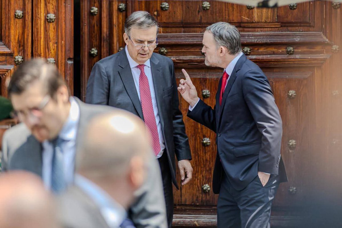 Vergonzoso.
Marcelo <a href="/m_ebrard/">Marcelo Ebrard C.</a> quiere ser presidente de México. Válgame Dios.
