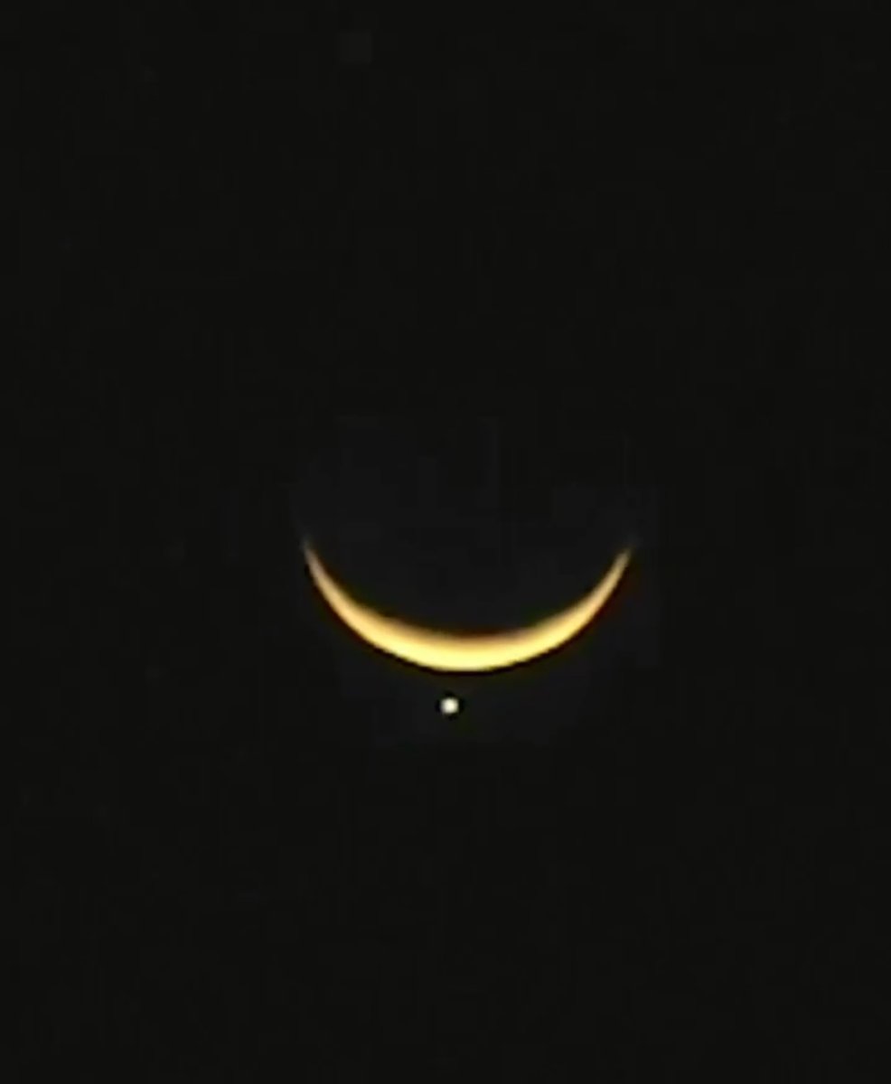Mooon_Shinee's tweet photo. काळ्याशार रात्रीचा तो देखणा श्रृंगार,
जणू लख्ख झळाळणारी धारदार तलवार!
पौर्णिमेचा चंद्र पूर्ण असतोच नेहमी,
पण या नभातल्या चंद्रकोरीचा थाटच काही और!!
#चंद्रकोर
#notmyclick https://t.co/Go3AHAaGGJ