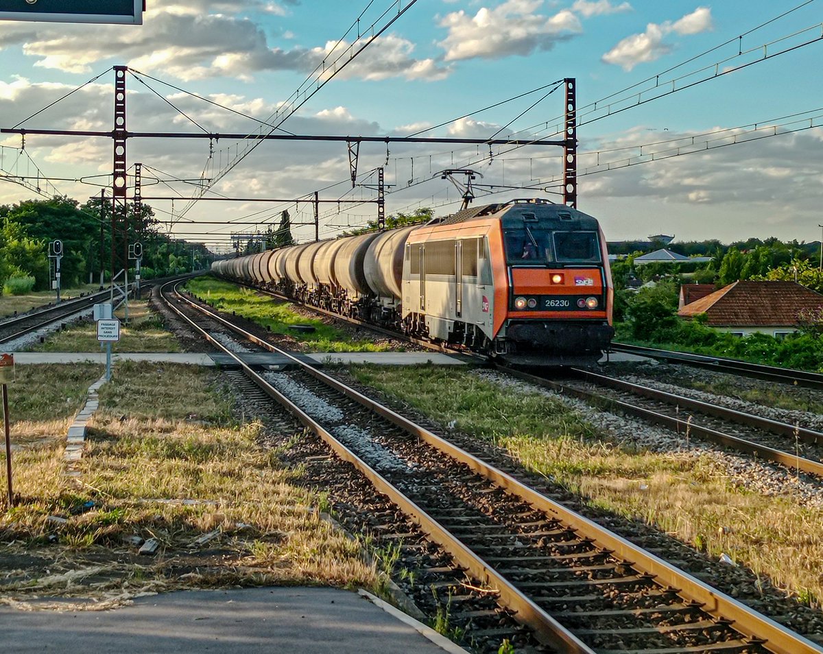 SimonBarth62993's tweet image. A l'époque y avait encore Fret SNCF et les 26000 c'était du béton. Ici un convoi passant a la gare de Cesson.

#trains #SNCF #railway