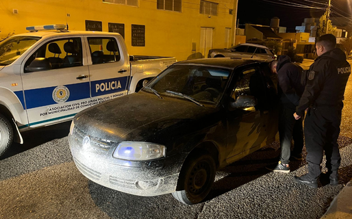 rtillynoticias's tweet photo. Manejaba un auto robado por Comodoro, cambió la patente y dio una identidad falsa: terminó detenido en un operativo policial - https://t.co/nJdTSXkqF4 https://t.co/KhZo2drGNA