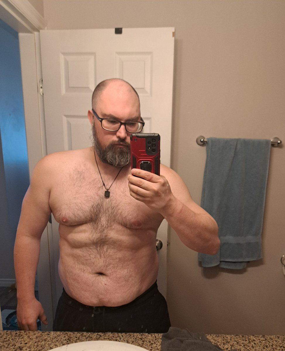 Renegade_Harley's tweet image. New haircut 

#fitness #haircut #glasses #beard