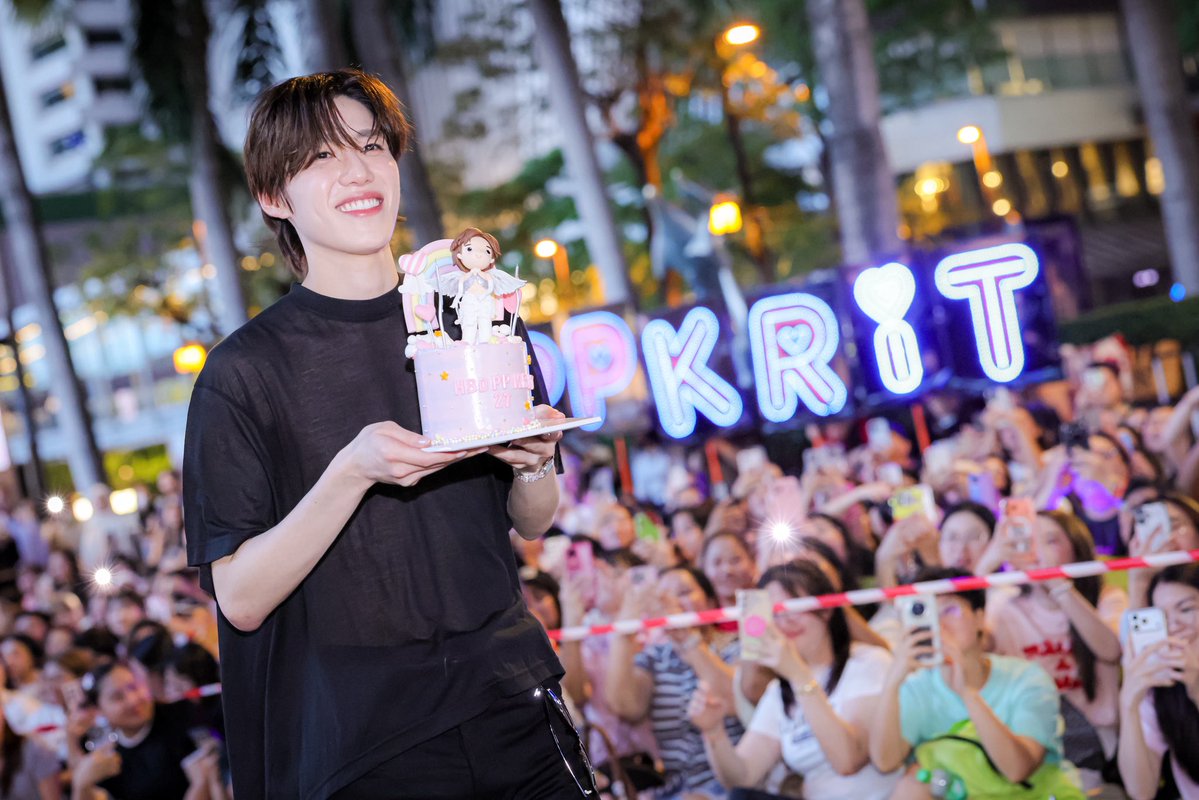 centralwOrld tweet media