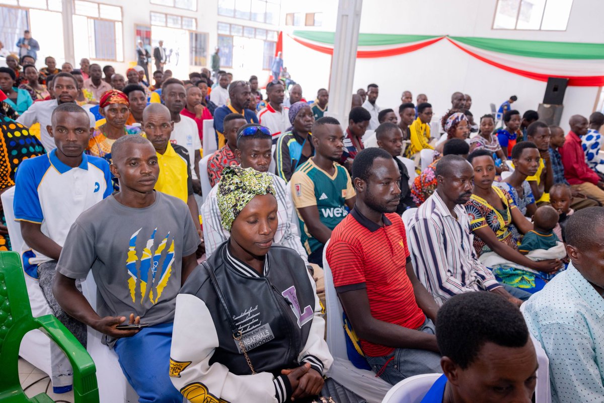 action_bonne's tweet photo. La Première Dame SE Angeline Ndayishimiye @Burundi1stLady a officiellement lancé, ce 21 avril 2026  une formation en entrepreneuriat pour les bénéficiaires du projet "Initiative pour la Cohésion Economique des Communautés hôtes des Réfugiés Congolais" à Buhumuza. https://t.co/T0pifmf9Mp