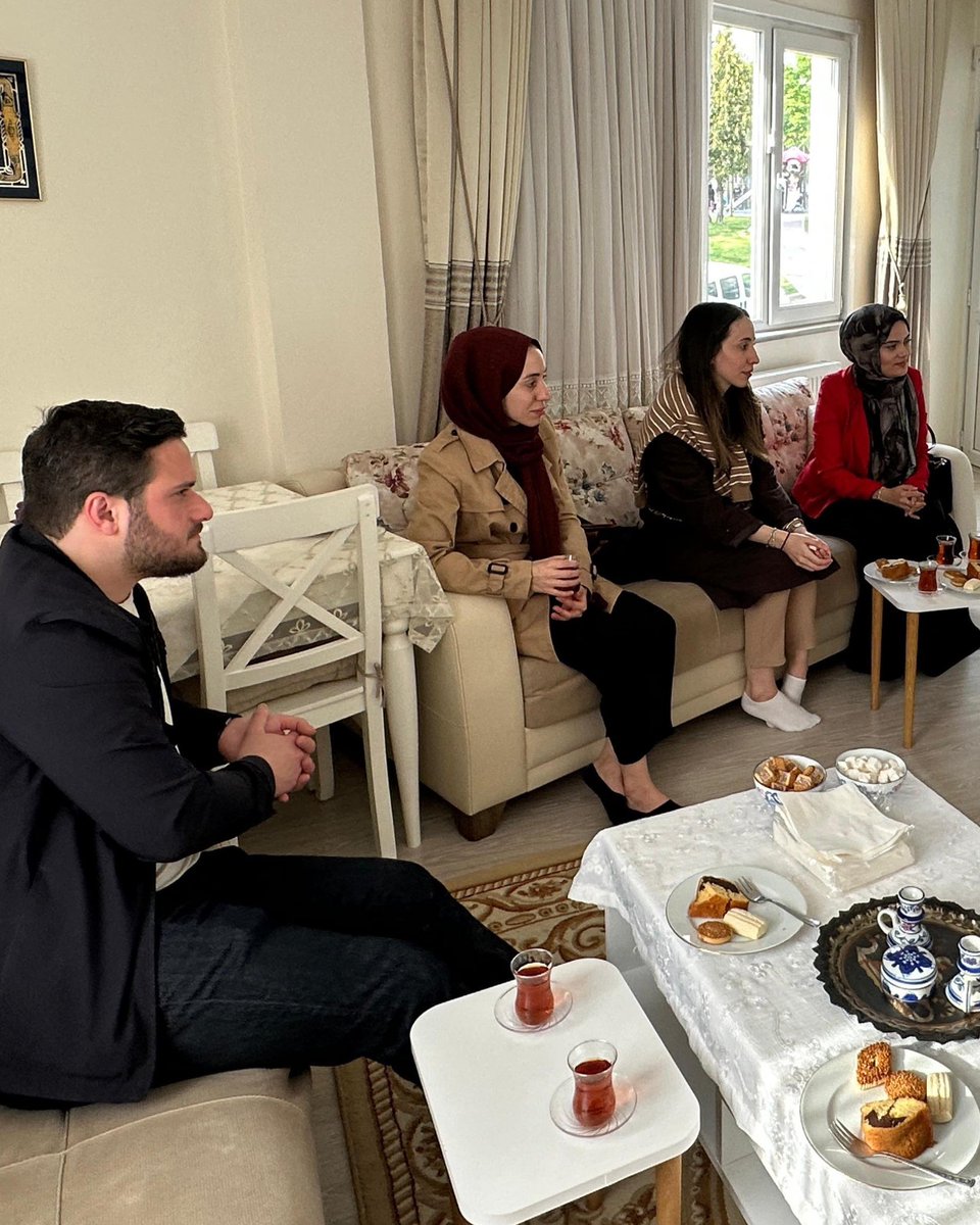 akgencumr's tweet photo. Şehidimizin Emaneti Ayşe Annemizin Hayır Duasındayız...

Vatanımızın bağımsızlığı uğruna canını feda eden kahraman şehidimiz Cengiz Yaltıraklı’nın kıymetli annesi, gönlümüzün sultanı Ayşe Yaltıraklı annemizi hanesinde ziyaret ettik. @mervegulizartan İl Sorumlu Başkanımız Sn. Merve Gülizar Tan, @kubraysber İl Yönetim Kurulu Üyemiz Sn. Kübra Şimşek ve Başkanımız Abdussamet Esmer ile birlikte gerçekleştirdiğimiz bu ziyarette; şehidimizin aziz hatırasını yâd ettik, annemizin bitmek bilmeyen vakarıyla teselli bulduk.

Şehit anaları, bu toprakların en güçlü manevi sütunlarıdır. Onların rızasını almak, bir evlat sıcaklığıyla ellerini öpmek bizler için en büyük şereftir. Şehidimizin ruhu şad, makamı âli olsun.

Biz her daim Ayşe annemizin yanındayız.
.
.
.
#akgençümraniye #şehitlerhaftası #şehitlerimiz #akgençümraniyeheranındayanında #akgençlik