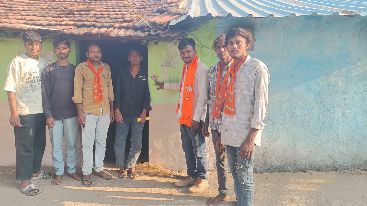 Hirenjadav0010's tweet image. જન સંપર્ક થી જન સમર્થન સુધી ✌️

ગોધરા તાલુકાની અંબાલી જિલ્લા પંચાયત બેઠક અંતર્ગત આવતી ગદુકપુર તાલુકા પંચાયતના લીલેસરા અને વણાંકપુર ગામના બૂથોમાં યુવા કાર્યકરો સાથે રહી ‘ઘર-ઘર સંપર્ક’ અભિયાન કર્યું. 

#yuva4vikas #Ghargharsampark
#bjym #BJYMGodhraTaluka
