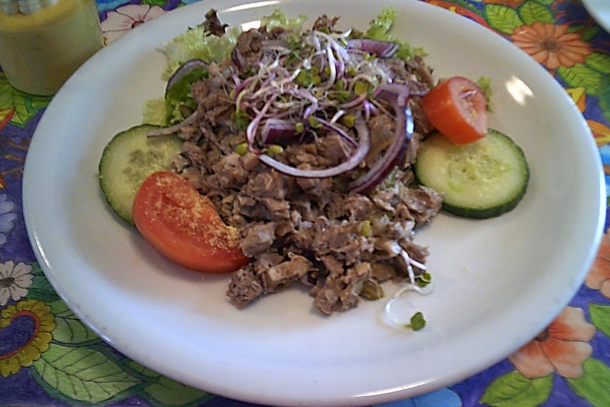 turmalin57's tweet image. Zum Tagesabschluss im Kühlewil gab es einen herrlich garnierten Siedefleischsalat. 🥗 Mit frischen Gurken, Tomaten und Sprossen – ein richtig leichter Genuss! 😋 Dazu ein Dessert im Glas als süsser Abschluss. ✨ #Kühlewil #Nachtessen #Genuss #Feierabend
