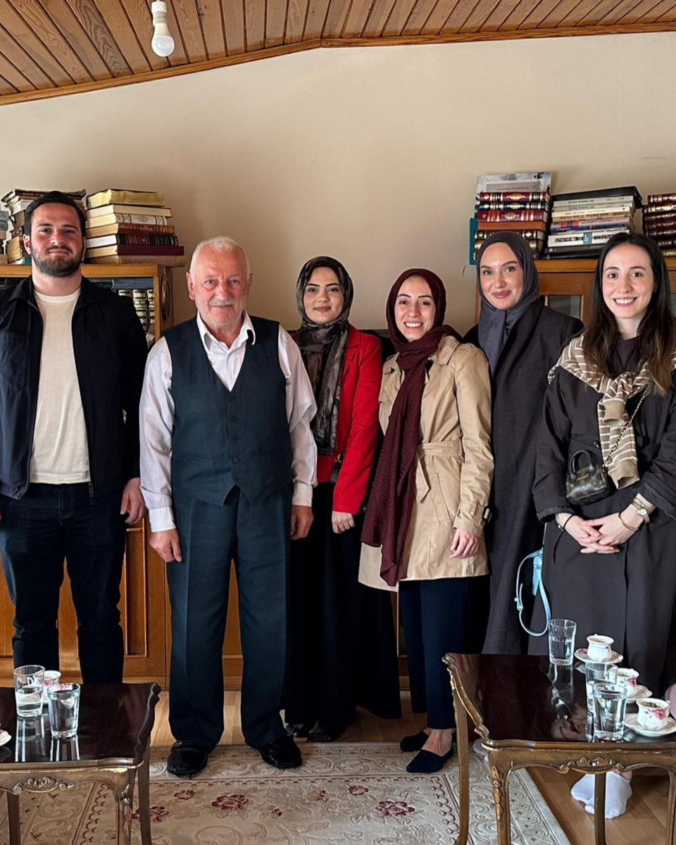 akgencumr's tweet photo. Şehidimizin Emaneti, Başımızın Tacı...

Vatanımız için canını feda eden kahraman şehidimiz Niyazi Öztürk’ün kıymetli babası Mustafa Öztürk amcamızı hanesinde ziyaret ettik. İl Sorumlu Başkanımız @mervegulizartan Sn. Merve Gülizar Tan,  @kubraysber İl Yönetim Kurulu Üyemiz Sn. Kübra Şimşek ve Başkanımız Abdussamet Esmer ile birlikte gerçekleştirdiğimiz bu ziyarette; şehidimizin aziz hatırasını yâd ettik, dualarımızı paylaştık.

Şehit ailelerimiz, bu vatanın bizlere en mukaddes emanetidir. Mustafa amcamızın hayır duasını almak, o vakur duruşuna şahitlik etmek bizler için en büyük güç kaynağı. Şehidimizin ruhu şad, makamı âli olsun.

Biz büyük bir aileyiz ve her daim omuz omuzayız.
.
.
.
#akgençümraniye #şehitlerhaftası #şehitlerimiz #akgençümraniyeheranındayanında #akgençlik