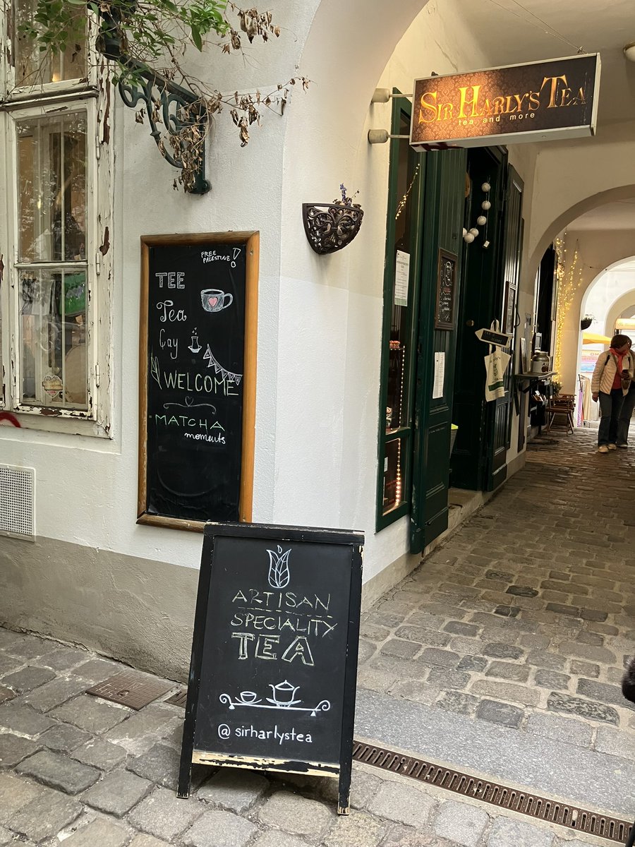 OSvastics's tweet image. Gerçi Viyana kahvehaneleriyle meşhur ama çay kültürü de görmezden gelinecek gibi değil. Bazıları eski ama civar mahallelerde pıtrak gibi yeni dükkânlar açılıyor. Matcha çayı filan git gide popüler oluyor. Ben denemedim doğrusu, dondurması yetti. 
#viyana #çay #matcha #çaykültürü