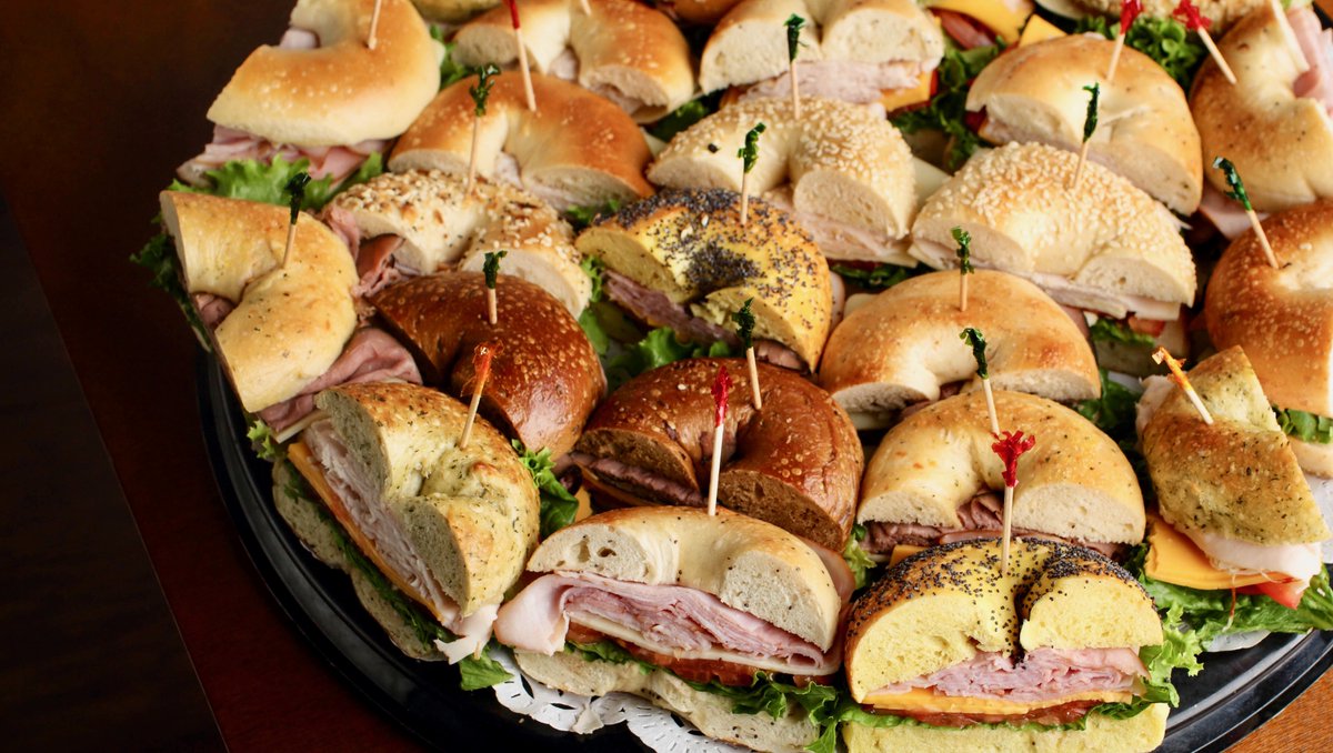 Big group, big flavors 🧡 Let us help make your next gathering easy (and delicious)!