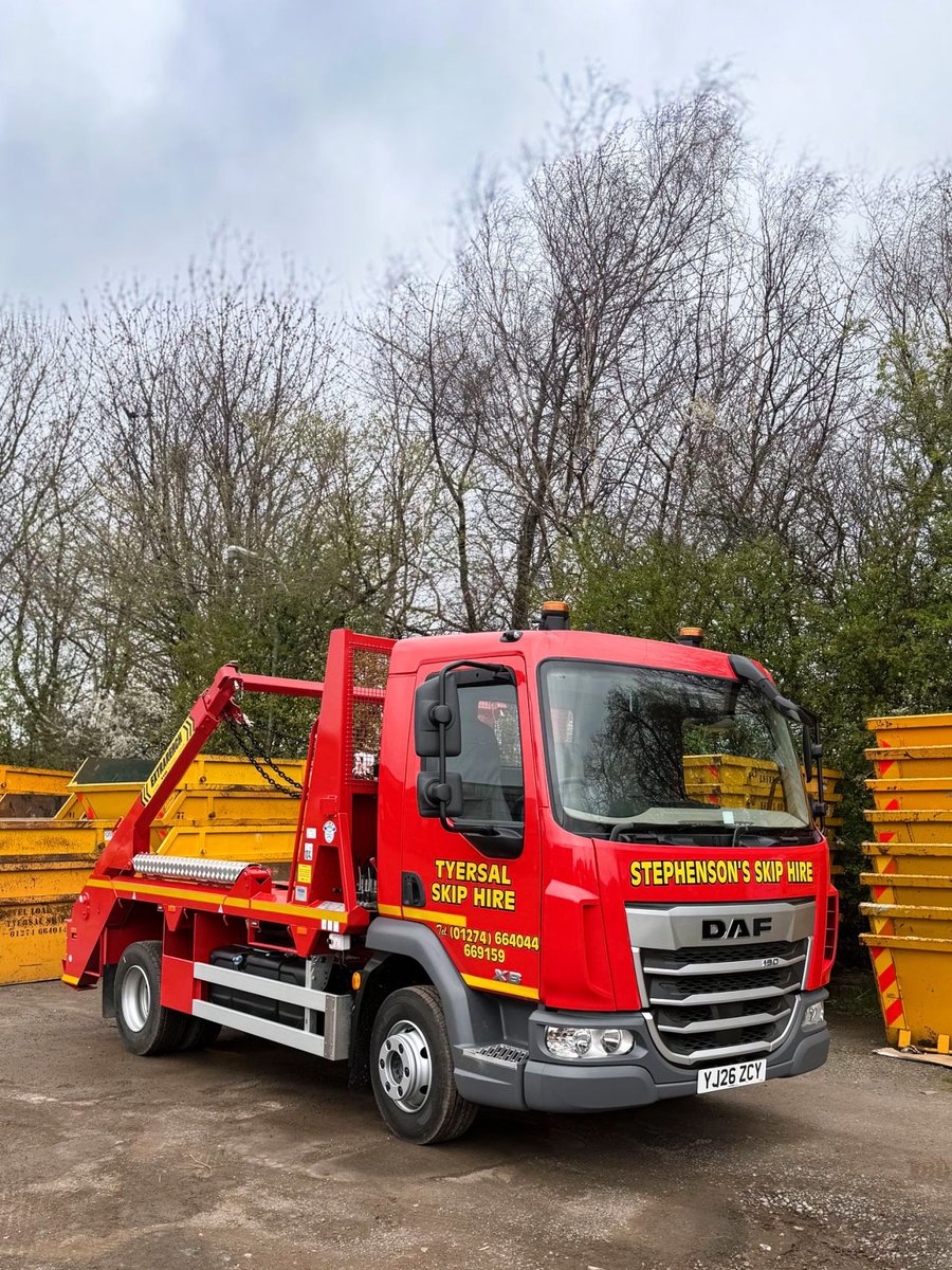 DAFTrucksUK's tweet image. A brand-new DAF XB 190 10-tonne has joined the fleet at Tyersal Skip Hire!

Supplied by Ford &amp;amp; Slater, this latest addition marks 20 years of the family-run business running DAF Trucks in their waste management operations.

Reliable, trusted &amp;amp; built for the job. 💪

#DAF #Trucks