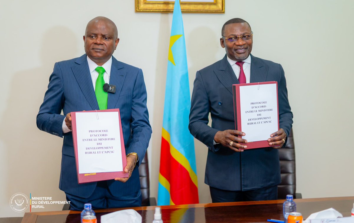 dev_ruralrdc's tweet photo. Le Ministère du développement rural signe un protocole d’accord avec l’APCSC pour accélérer les investissements 

Le Ministre d’Etat en charge du Développement Rural Grégoire Mutshail Mutomb et le Directeur général de l’Agence de Pilotage… https://t.co/podI8d5IwD